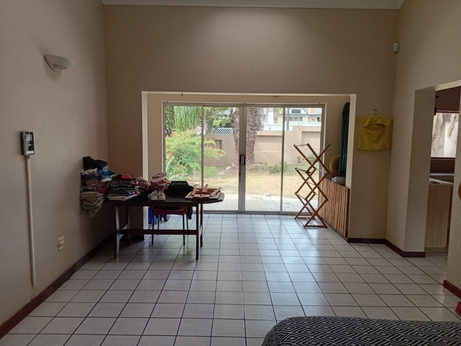 To Let 4 Bedroom Property for Rent in Bonza Bay Eastern Cape